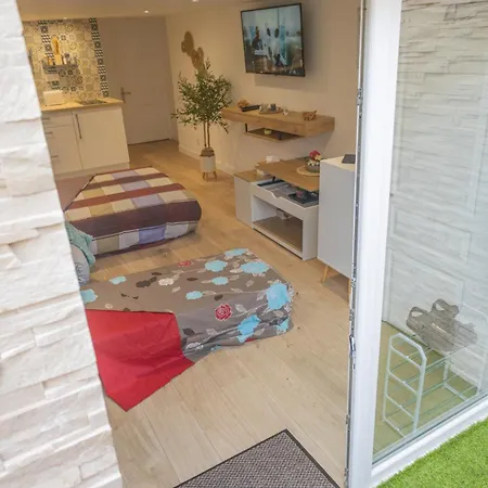 The Silent Lounge, Apartamento